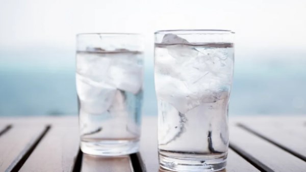 أضرار وخيمة لتناول الماء المثلج.. احذر هذه العادة