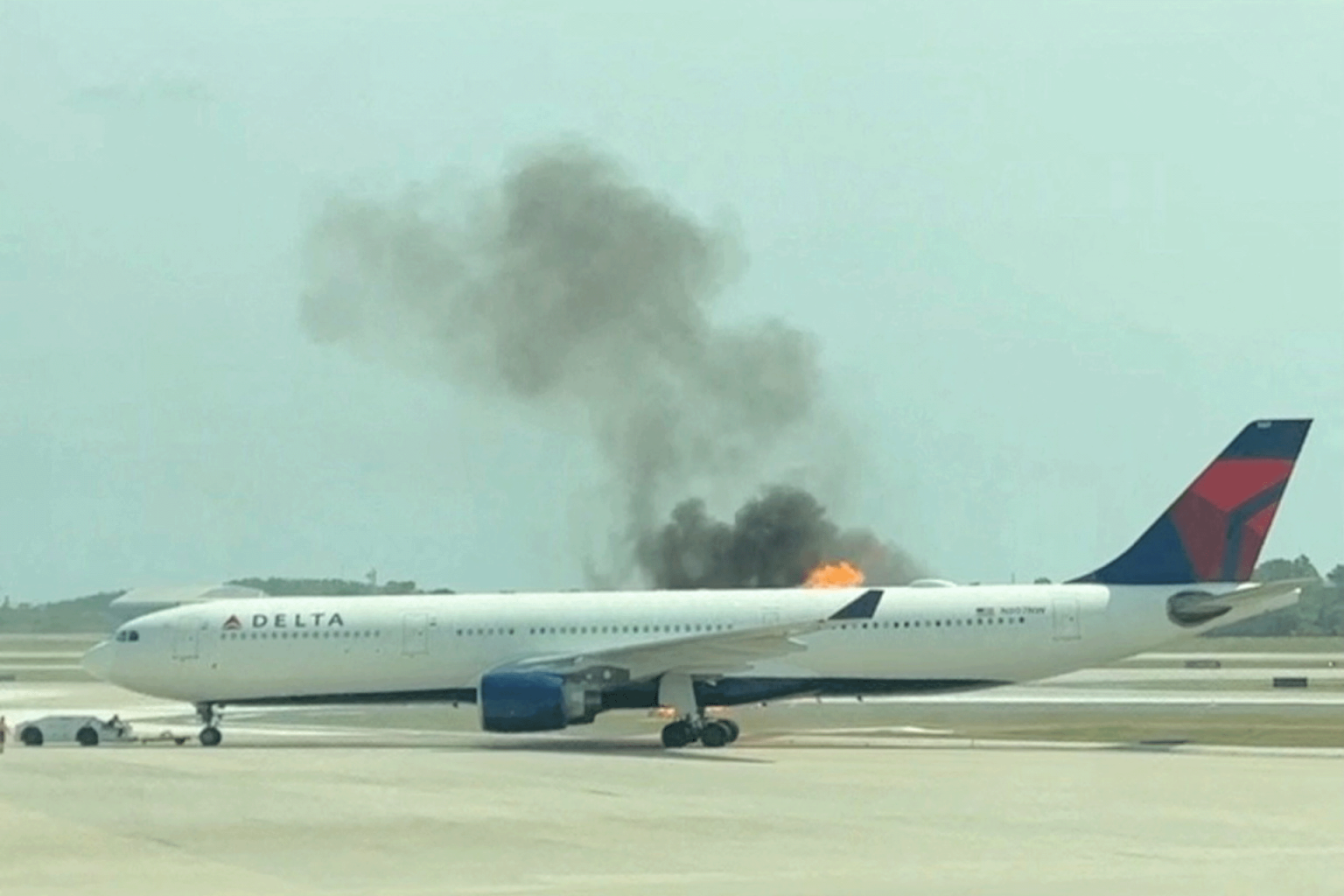 شاهد.. إخلاء طائرة على متنها قرابة 300 راكب بمطار أميركي