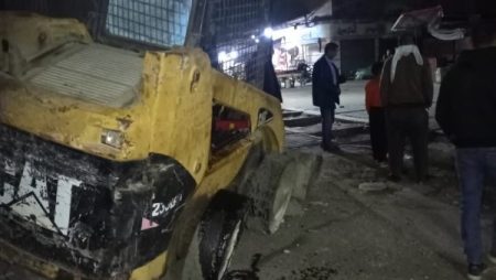 قطار يطيح بلودر بمزلقان العزبة في الغربية.. وتعطل حركة القطارات 20 دقيقة