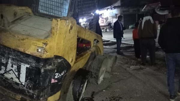 قطار يطيح بلودر بمزلقان العزبة في الغربية.. وتعطل حركة القطارات 20 دقيقة