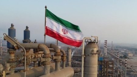 أمريكا تبحث مع بنوك عالمية العقوبات على نفط إيران