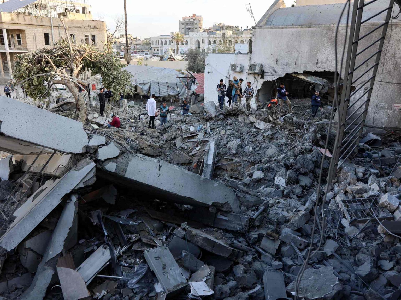 بالصور والفيديو.. مستشفى المعمداني بغزة هدف للقصف الإسرائيلي