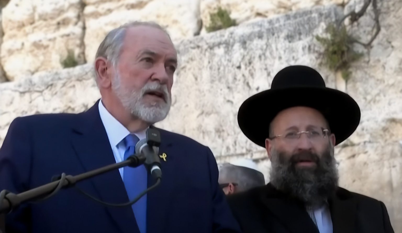 السفير الأميركي لدى إسرائيل يؤدي صلاة “كتبها ترامب” عند حائط البراق