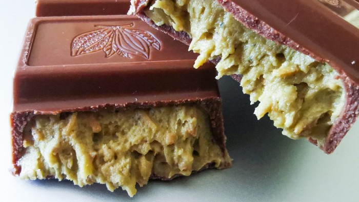 ديباي شوكولاتة الشرارة نقص الفستق الفستق بينما يذهب tiktokers المكسرات