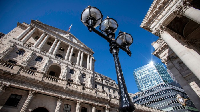 يحذر بنك إنجلترا من “تصحيح حاد إضافي” في الأسواق بعد اضطراب التعريفة الجمركية