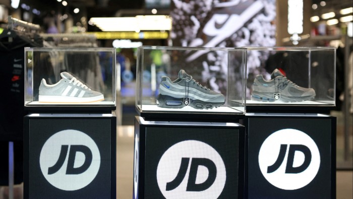تحذير JD Sports من التداول المتقلبة حيث تضرب التعريفة الجمركية العملاء والموردين الأمريكيين