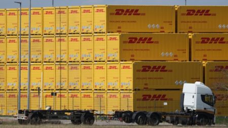 DHL يعلق بعض عمليات التسليم للطرد لنا وسط حرب تجارية