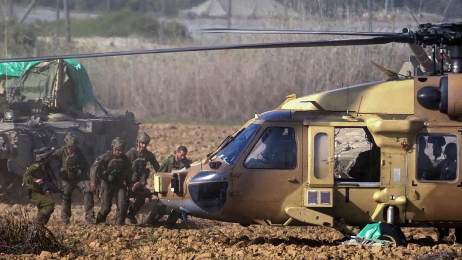 كسر السيف.. هكذا تفاعل مغردون مع أول كمائن القسام بعد استئناف الحرب