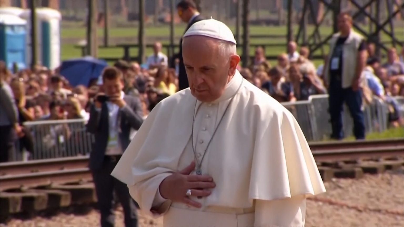 البابا فرانشيسكو.. شخصية استثنائية عرف بجرأة مواقفه