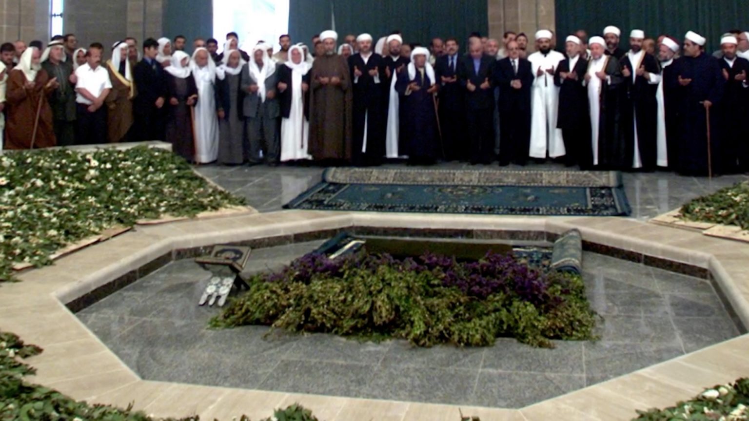 كيف تفاعل السوريون مع نبش قبر حافظ الأسد؟