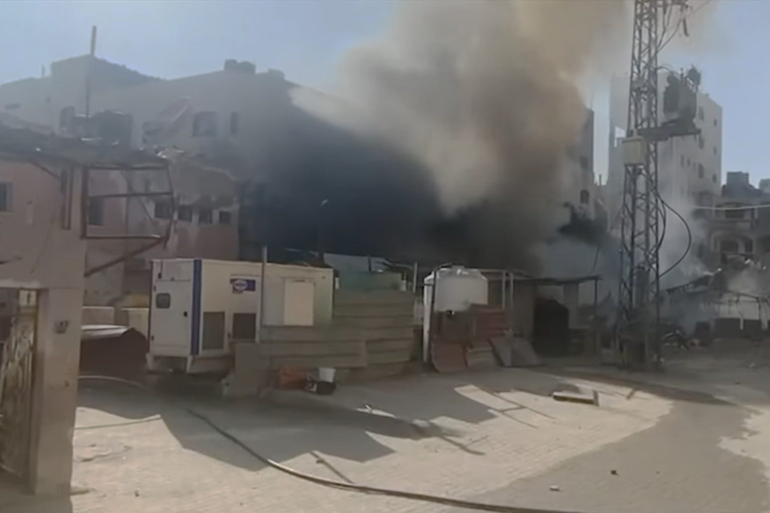 مستشفى العودة بغزة يطلب تدخلا دوليا لإخماد حريق