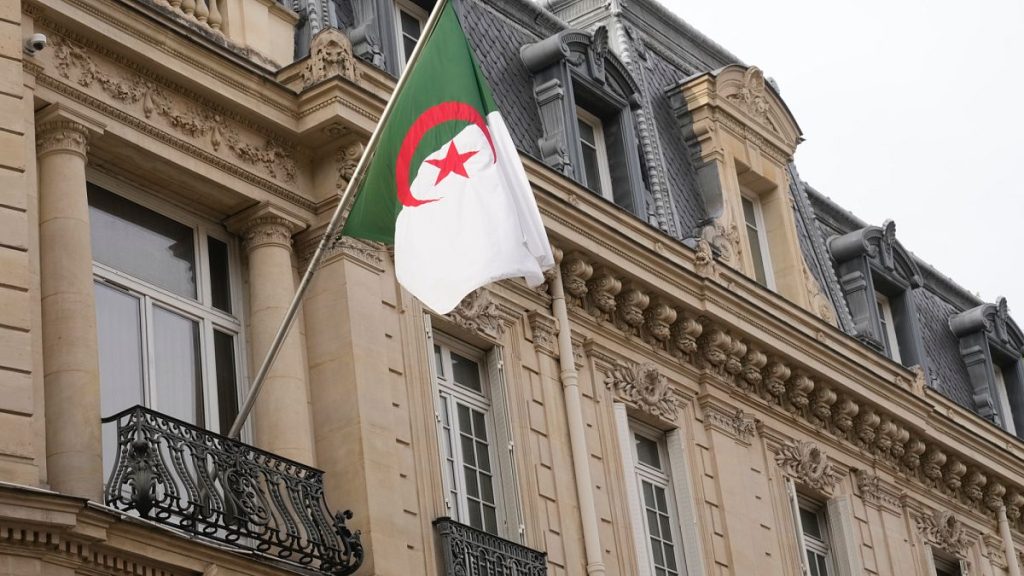 تتعهد فرنسا بطرد الدبلوماسيين الجزائريين في آخر حلمته