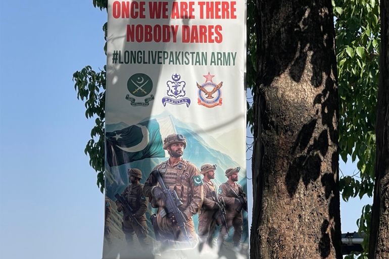 لوحة كبيرة تشيد بعملية البنيان المرصوص وقائد الجيش ورئيس الوزراء الباكستاني