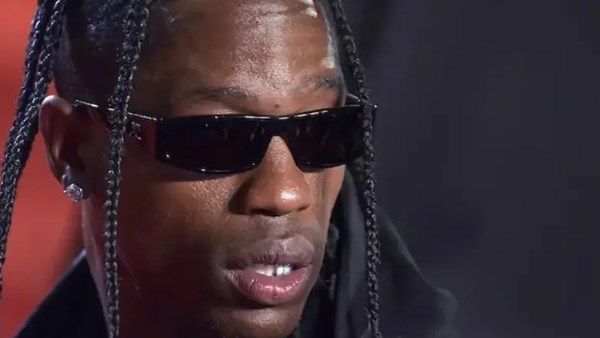 ترافيس سكوت يحتفل بفوز برشلونة بعرض خاص في الكلاسيكو