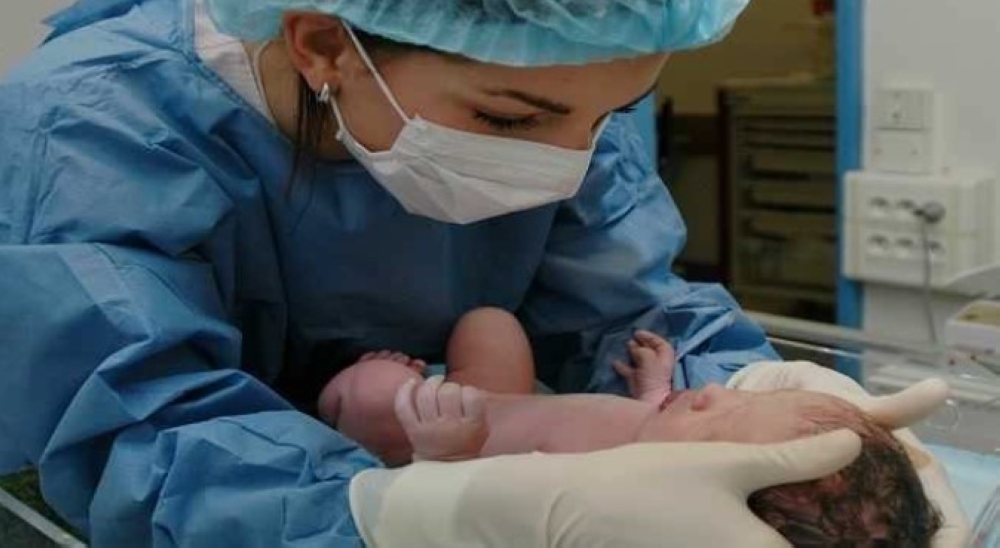 وفاة كل دقيقتين.. أرقام مهمة للأمهات في اليوم العالمي للقابلات