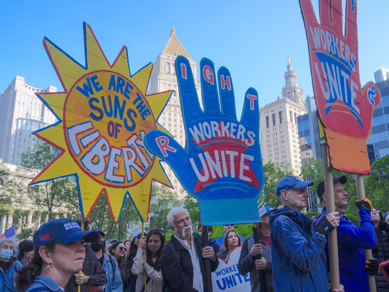 الآلاف يتظاهرون ضد ترامب في عيد العمال