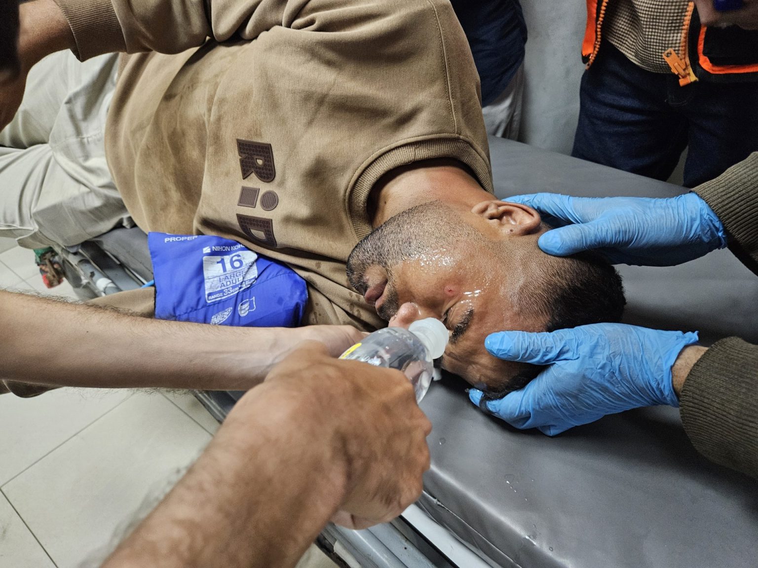 تحقيق لهآرتس: الجيش يطلق العنان لاستهداف المراكز الطبية بغزة