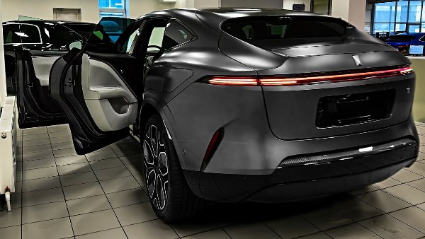 سعر AVATR 11 الكهربائية 2025 في الإمارات .. صور