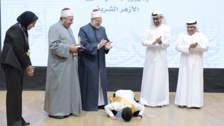الضويني: سجود الطالب لحظة تكريمه بمسابقة تحدى القراء العربي أعظم وسام