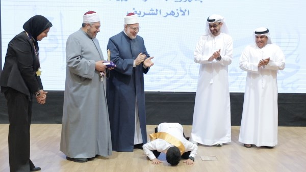 الضويني: سجود الطالب لحظة تكريمه بمسابقة تحدى القراء العربي أعظم وسام