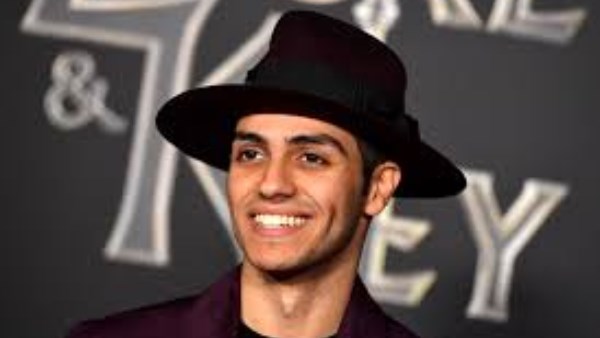 وزير الثقافة المصري يكرّم النجم العالمي مينا مسعود