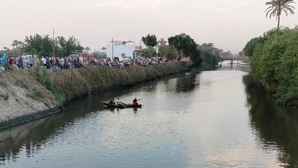 نزل يستحمى مخرجش.. غرق طفل بترعة المريوطية في العياط |شاهد