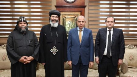 محافظ المنيا يلتقي وفد دير العذراء بالبهنسا لتسليم عقود تقنين أوضاع 52 فدانا