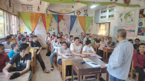 إقبال ملحوظ من طلاب الشهادة الإعدادية على المراجعات النهائية المجانية بأسيوط