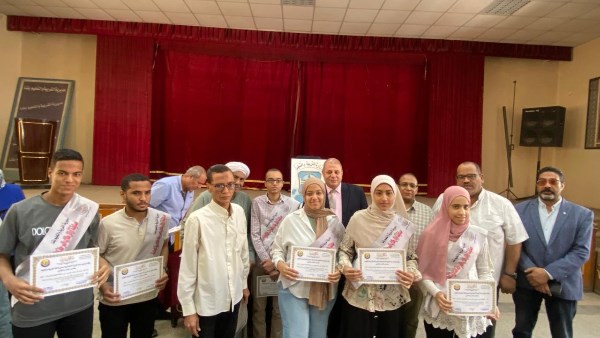 مدير تعليم قنا يكرم الحاصلين على المركز الثالث جمهوريا بمسابقة أوائل الطلاب