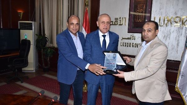 محافظ الأقصر يلتقى اتحاد شباب العمال لبحث التعاون في المبادرات الخدمية