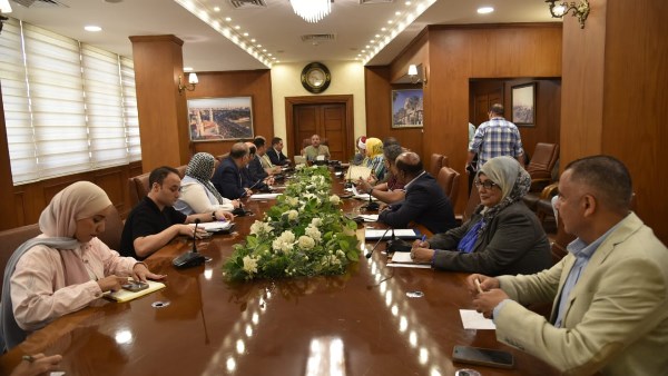 للوقوف على مستوى الخدمات بمدينة “سلام مصر” محافظ بورسعيد يجتمع بالمعنيين للوقوف على مستوى الخدمات بمدينة “سلام مصر” محافظ بورسعيد يجتمع بالمعنيين