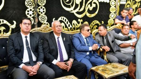 محافظ الدقهلية يقدم واجب العزاء في الفقيد الشيخ السيد سعيد بالجمالية