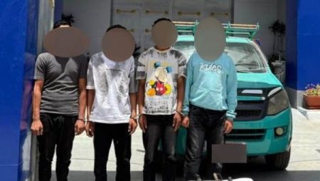 حفل زفاف.. 3 أشخاص يعتلون سيارة حاملين أسلحة بيضاء بشوارع الشرقية| فيديو