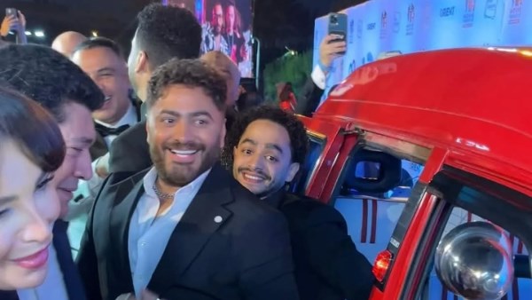 بالصور.. تامر حسني وأبطال فيلم ريستارت في العرض الخاص بتمناية