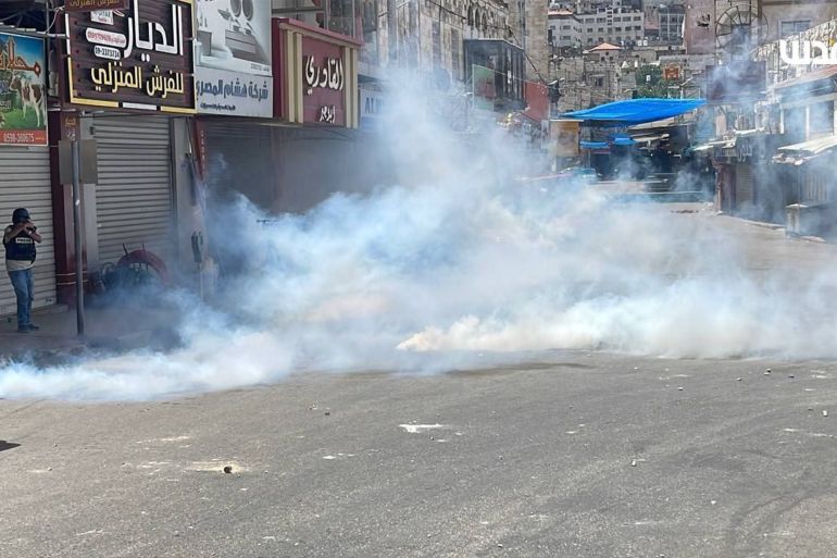لحظة إطلاق قوات الاحتلال قنابل الغاز بكثافة تجاه الصحفيين قبل انسحابها من وسط مدينة نابلس.