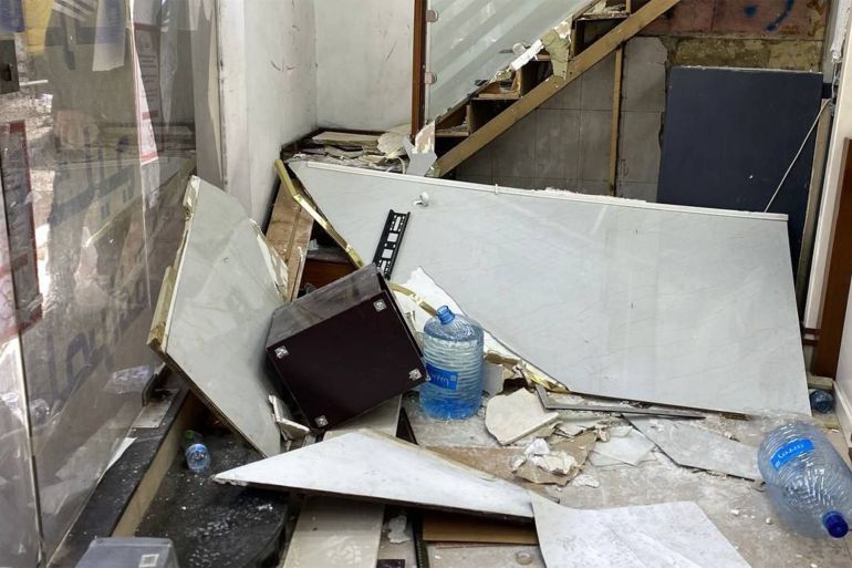 قوات الاحتلال تعتقل موظفة وتصادر أموال وأثاث بعد اقتحام شركة "الخليج" للصرافة في نابلس.