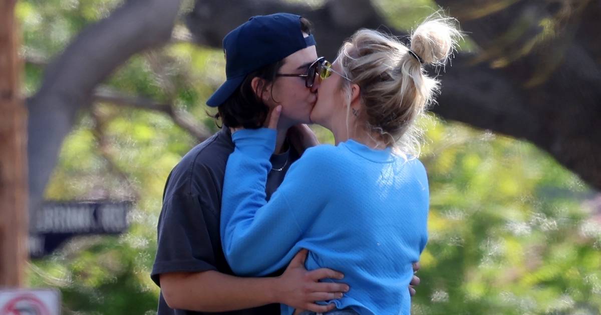 BGUS_3237659_009 Anna Camp تقبيل Jade Whipkey