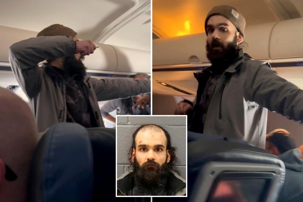 يقر الراكب بالذنب بعد محاولة فتح خروج الطوارئ ، مضيف طيران طعنة