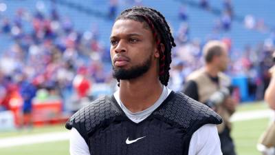 ميزة طريق Buffalo Bills Safety Damar Hamlin S إلى الانتعاش بعد تعرضه لسكتة قلبية خلال لعبة NFL 2023