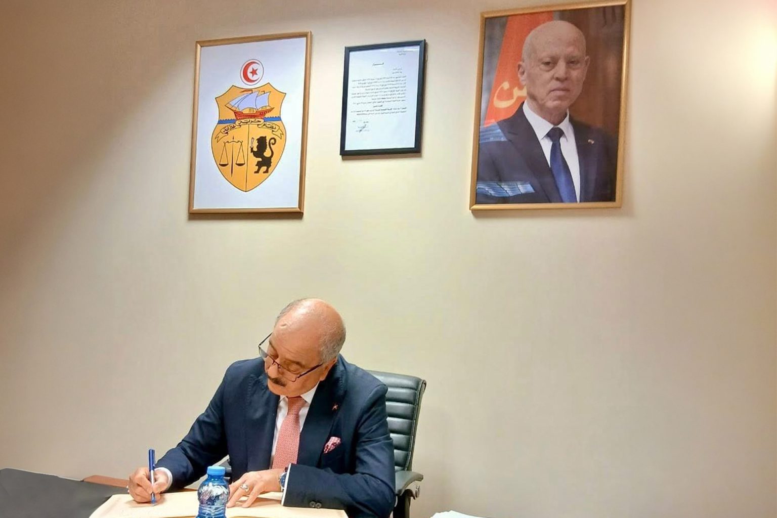 صورة سعيّد بوزارة الخارجية هل تعيد إحياء طقوس تقديس الحاكم؟