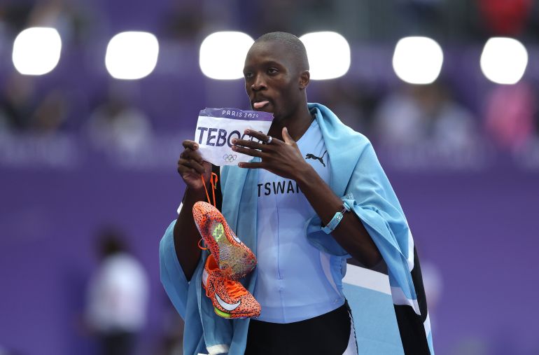 باريس ، فرنسا - 08 أغسطس: يحتفل Letsile Tebogo من Team Botswana بالفوز بالميدالية الذهبية بعد التنافس في نهائيات الرجال البالغة 200 متر في اليوم الثالث عشر من الألعاب الأولمبية باريس 2024 في Stade de France في 8 أغسطس ، 2024 في باريس ، فرنسا. (تصوير جوليان فيني/غيتي إيمايز)