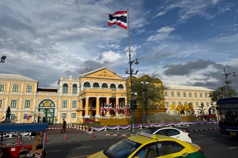 مقر وزارة الدفاع التايلندية في مواجهة القصر الملكي الكبير بالعاصمة بانكوك / تصوير أنس زكي - الجزيرة نت