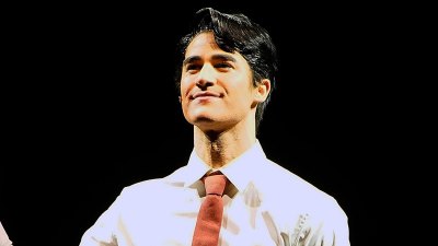 يتذكر Darren Criss في US Weeklys Backstage Darren Criss Flood في Flood خلال متجر Little Shop of Horrors