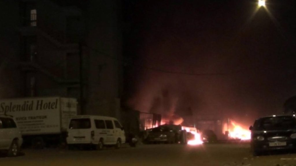 إيه إف بي: عشرات القتلى في هجوم لجماعة مرتبطة بالقاعدة على معسكر في بوركينا فاسو