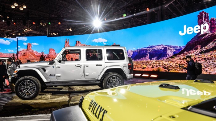 لاعب بولو الماء المتهم بالحفاظ على فيات وجيب واقفا على قدميه