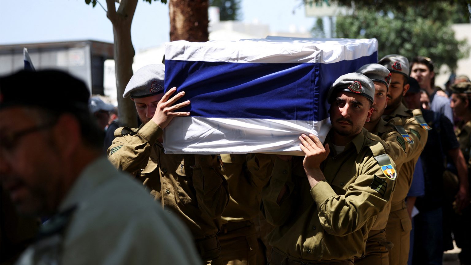 إعلام إسرائيلي: جنودنا يقتلون بغزة ووالدة أسير حذرنا من ذلك مرارا