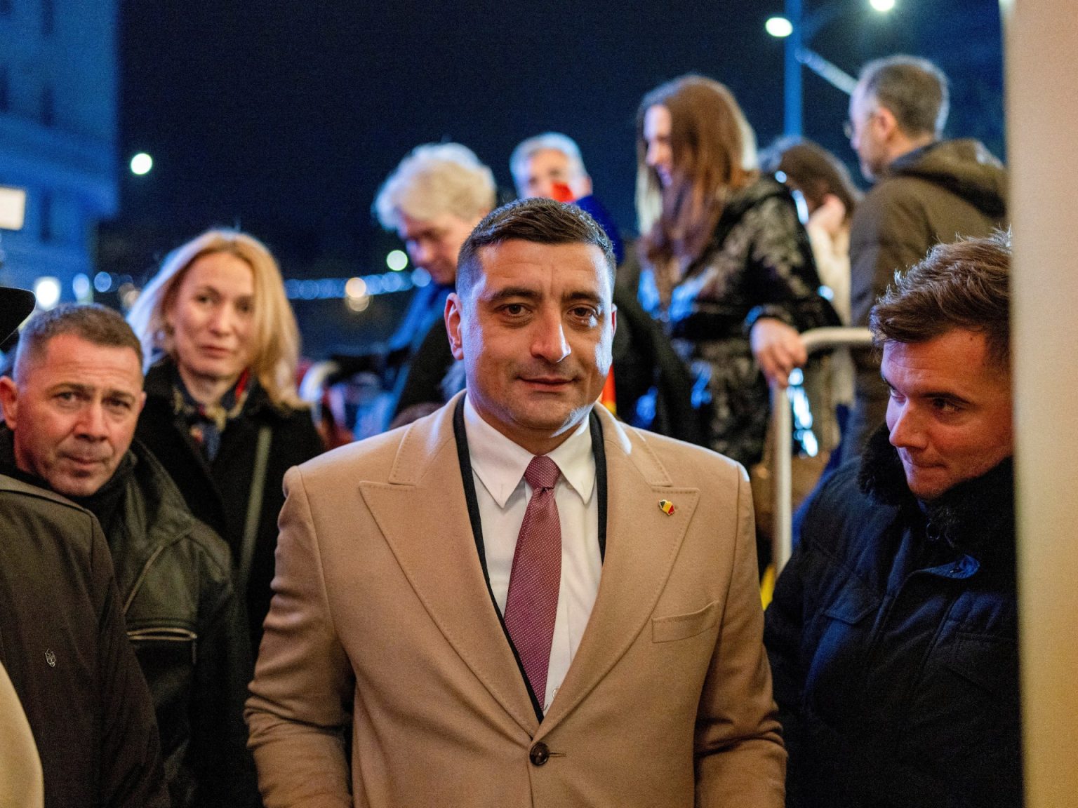 مؤيد ترامب يتصدر نتائج انتخابات الرئاسة في رومانيا