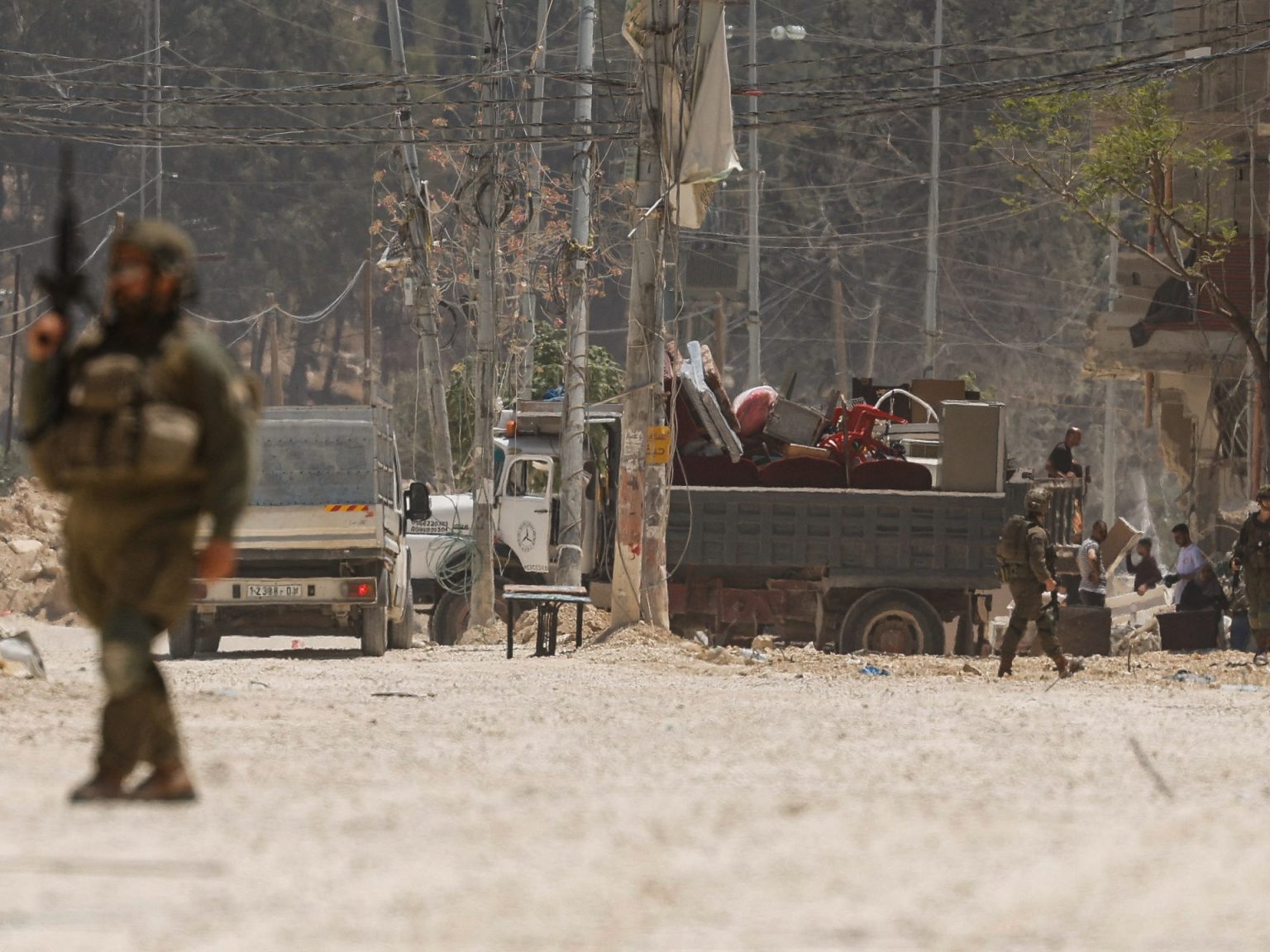 اقتحامات ومداهمات بالضفة ومستوطنون يحرقون حقولا بنابلس