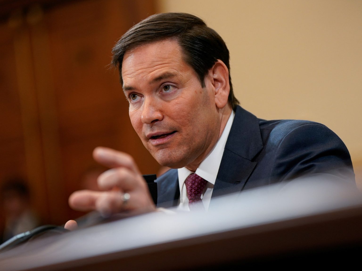 واشنطن تفرض قيودا جديدة على تأشيرات مسؤولين أجانب