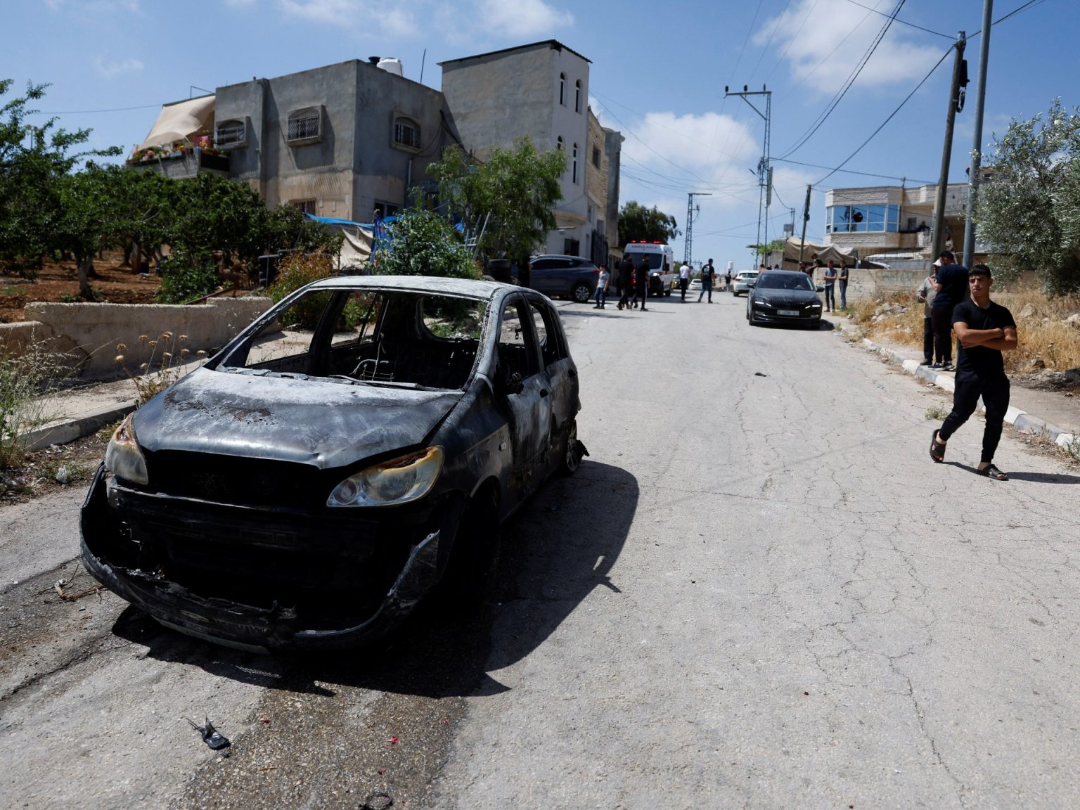 مستوطنون يحرقون مركبات برام الله ويقتحمون باحات الأقصى